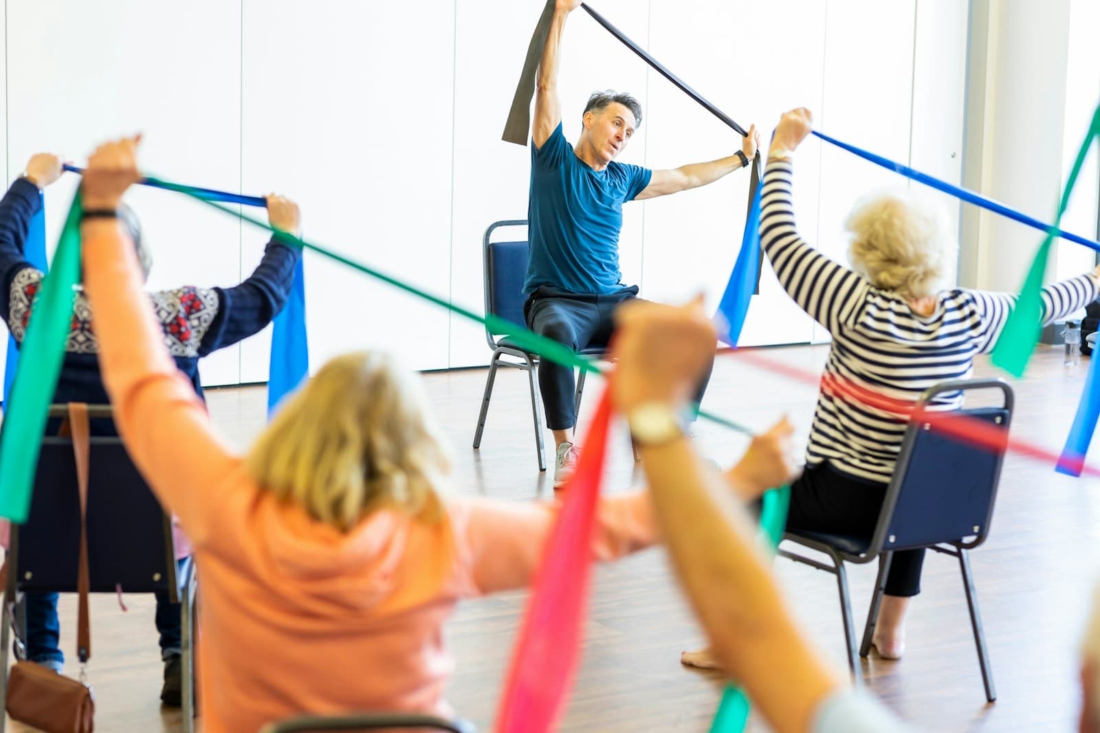 Gruppe beim gemeinsamen Training in der Halle