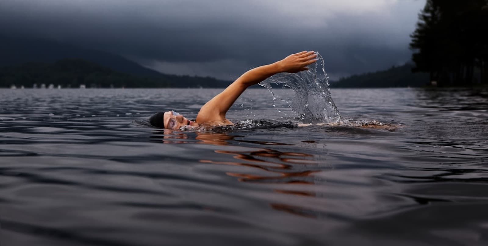 Mann beim Schwimmen im offenen Wasser