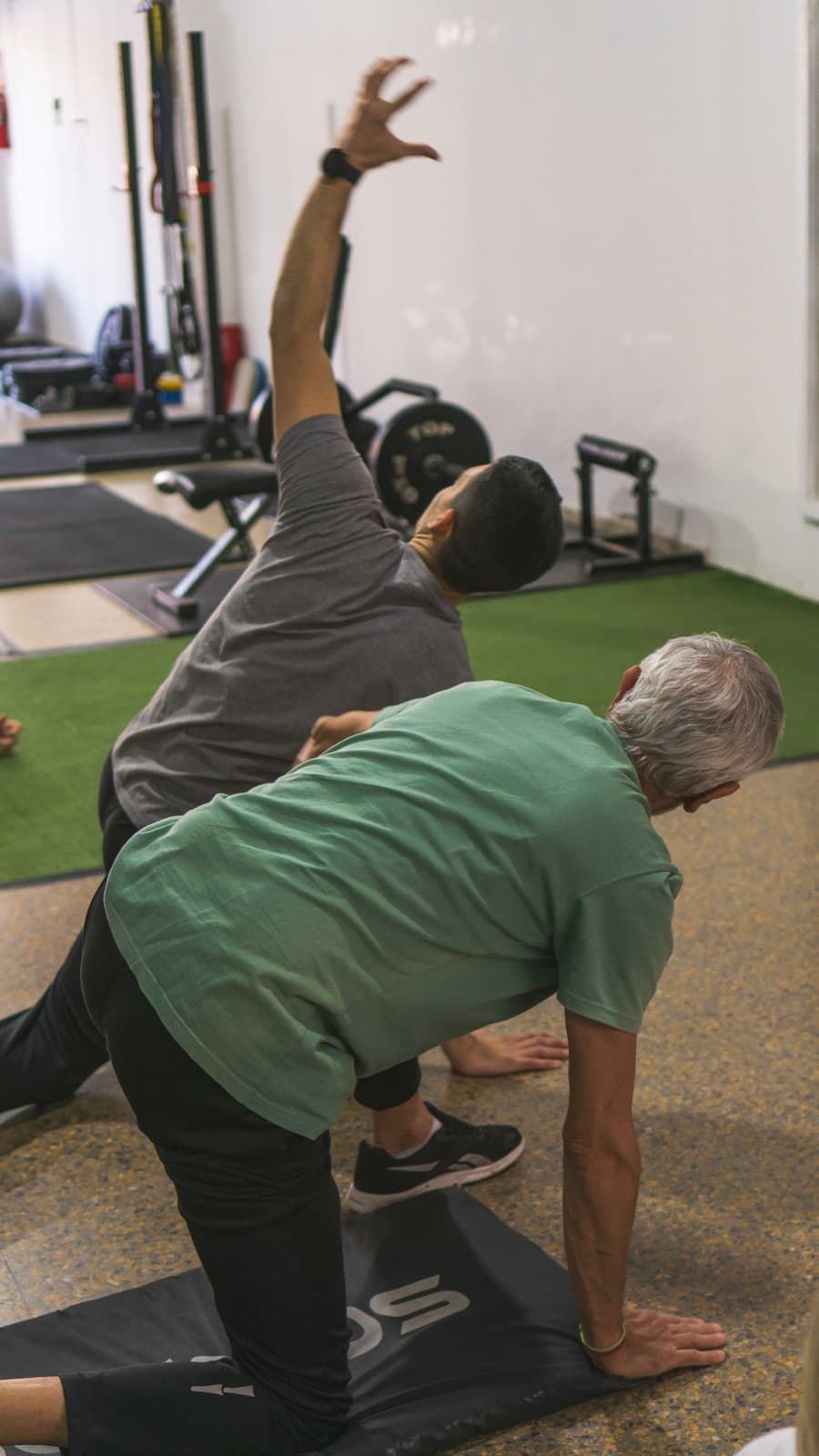 Zwei Männer bei Übungen auf der Gymnastikmatte